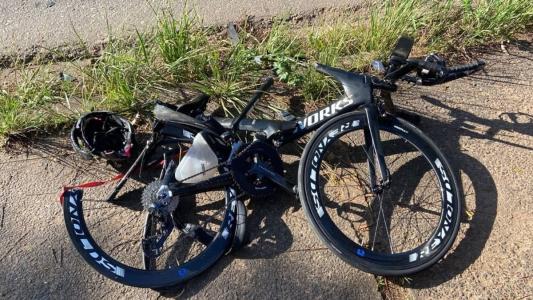 Bicicleta foi atingida pelo carro