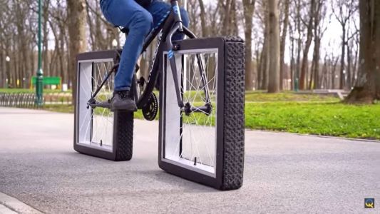 Bicicleta que usa esteiras rolantes em vez de rodas