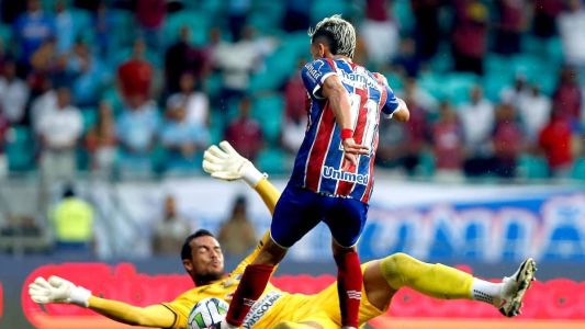 Biel tenta a finalização contra goleiro Vinícius Dias do Volta Redonda, na Arena Fonte Nova
