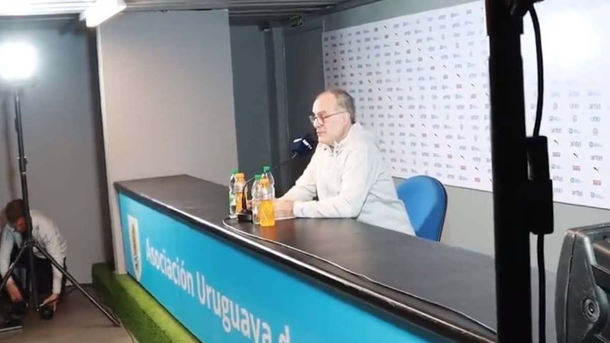 Sem Suárez e Cavani, Bielsa anuncia convocação do Uruguai