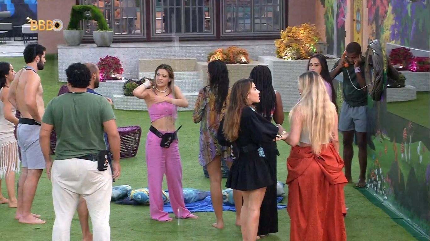 BBB 24: Davi atende o Big Fone e distribui pulseiras para o Paredão, veja quem foi