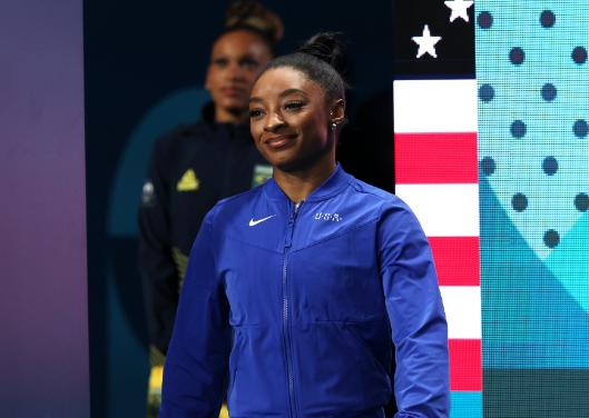 Simone Biles, dos Estados Unidos, durante final da trave nos Jogos Olímpicos de Paris