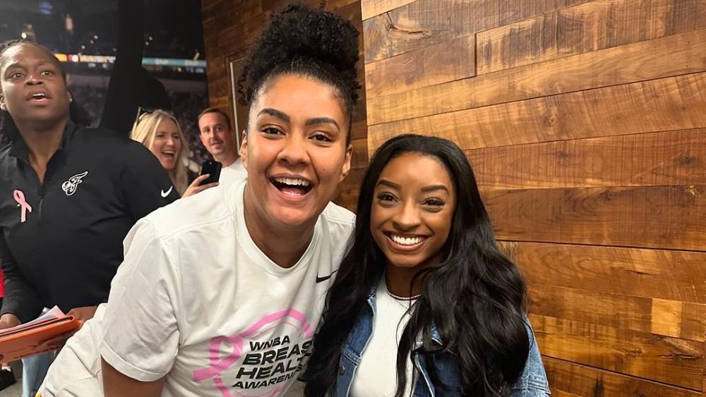 Biles vai a jogo de basquete nos EUA e atende jogadora brasileira