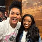 Biles vai a jogo de basquete nos EUA e atende jogadora brasileira