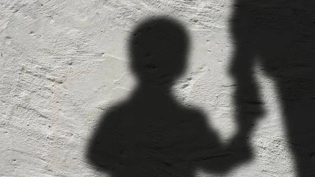 Adolescente de 13 anos pede ajuda através de bilhete e é salva de sequestro