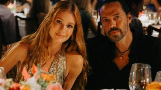 Bilionário publicou foto com a atriz nas redes sociais, que fez questão de repostar o clique