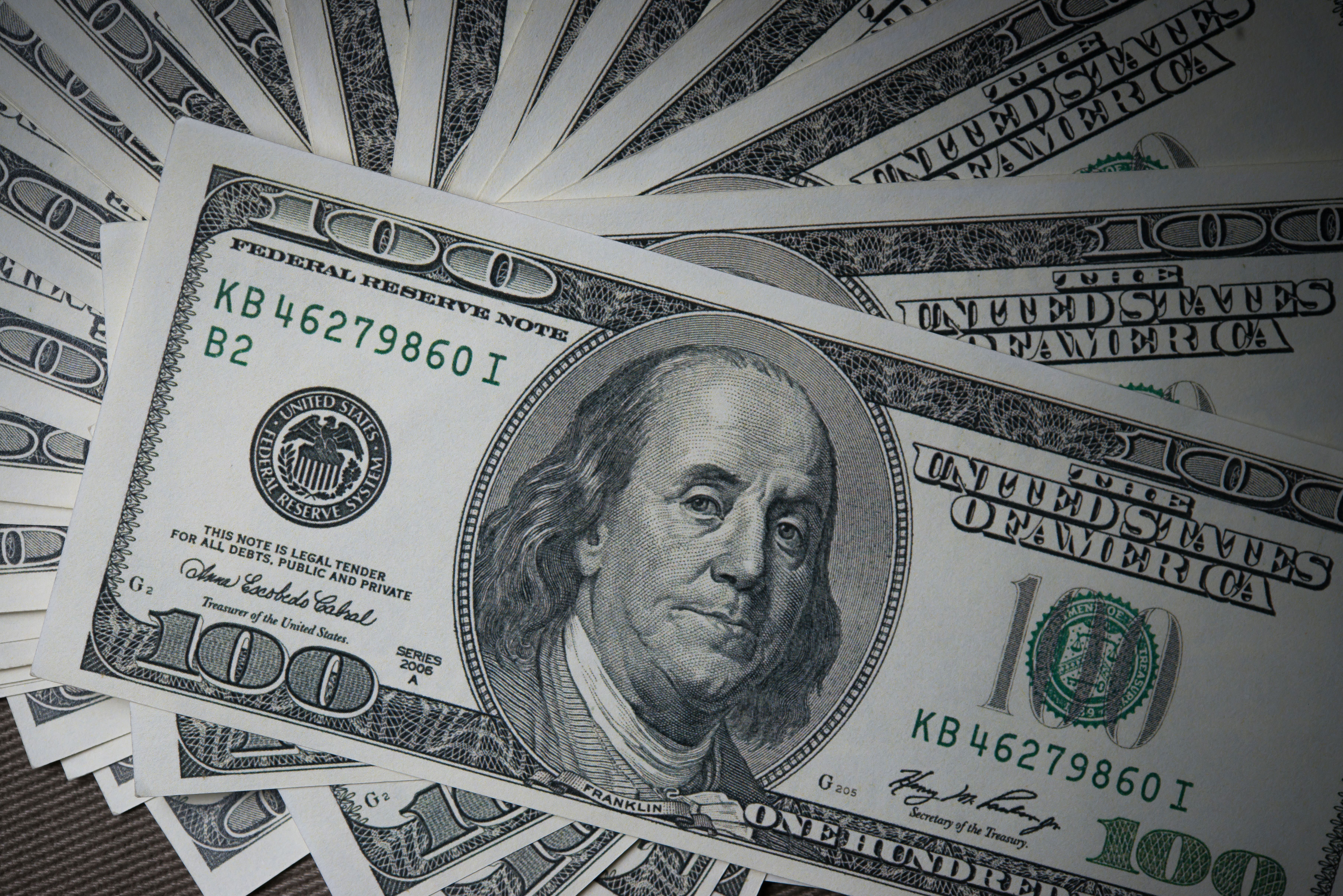 Dólar recua com alívio em títulos, e mercado segue atento a dados econômicos