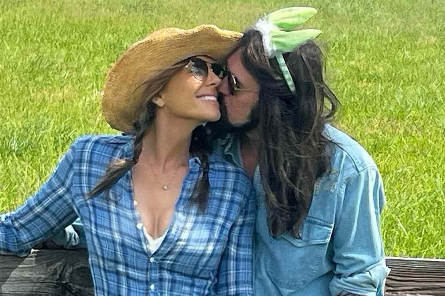 Após divórcio turbulento, pai de Miley Cyrus aparece em clima de romance com atriz de Gossip Girl