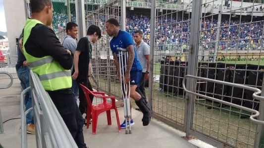 Bilu saiu de maca do campo, e depois precisou usar bota ortopédica, além de muletas