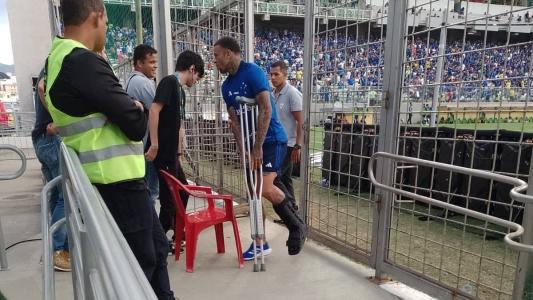 Bilu saiu de maca do campo, e depois precisou usar bota ortopédica, além de muletas