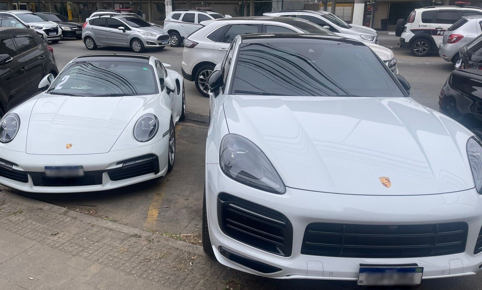 Land Rover e Porsche Cayenne são apreendidos em operação contra facção criminosa em SP