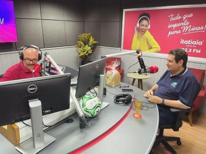 Prefeito Marcos Vinicius Bizarro no estúdio da Itatiaia Vale do Aço