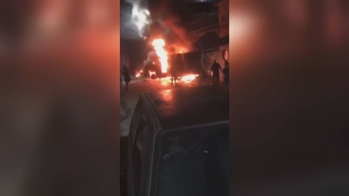 Blindado da PM é incendiado com coquetéis molotov no Rio