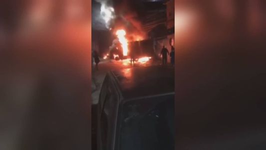 Blindado da PM é incendiado com coquetéis molotov no Rio.