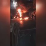 Blindado da PM é incendiado com coquetéis molotov no Rio