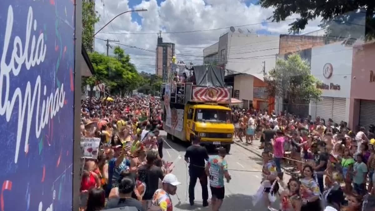 Foliões do bloco Não Acredito Que Te Beijei Uai interagem com a equipe do Estúdio Móvel da Itatiaia 