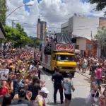 Foliões do bloco Não Acredito Que Te Beijei Uai interagem com a equipe do Estúdio Móvel da Itatiaia 