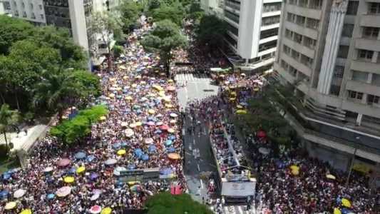 Bloco Baianas Ozadas reúne multidão em BH