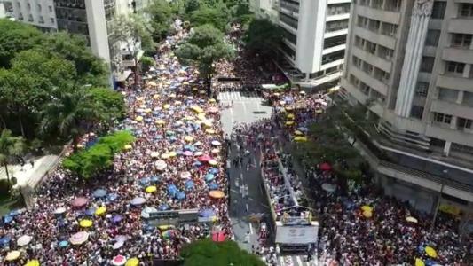 Bloco Baianas Ozadas reúne multidão em BH