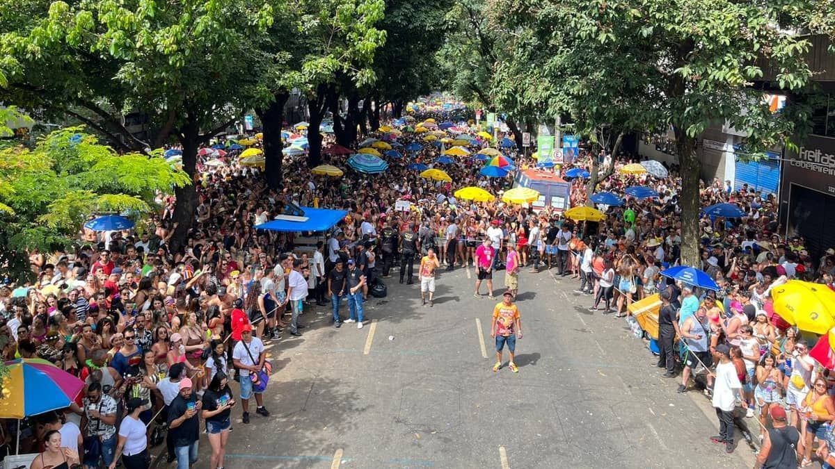 Carnaval de BH: bloco Baianeiros lota a Savassi; confira imagens