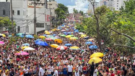 Bloco Baianeiros, que desfilou neste domingo (19)
