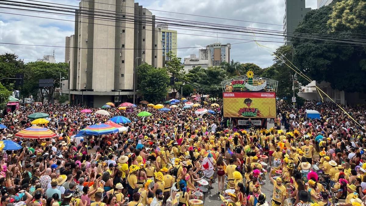 Carnaval: foliões se concentram na Avenida Brasil para o bloco Beiço do Wando