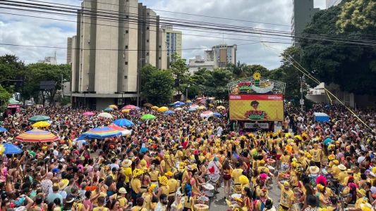 Bloco Beiço do Wando desfila na Avenida Brasil neste domingo (19)