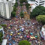 Beiço do Wando desfila na Avenida Brasil; veja imagens