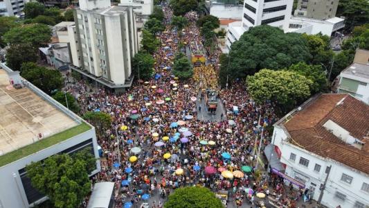 Bloco Beiço do Wando põe milhares de pessoas nas ruas