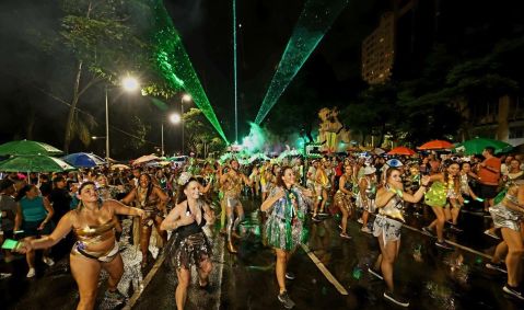 Foto mostra movimentação de foliões e show de luzes durante o bloco Chama o Síndico