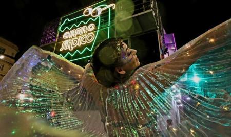 Foto mostra movimentação de foliões e show de luzes durante o bloco Chama o Síndico