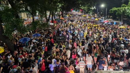 Bloco Chama o Sindico continuou nas ruas mesmo debaixo de chuva nesta quarta-feira (15)