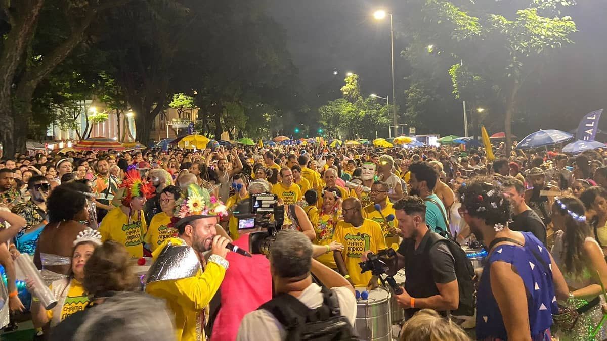 Carnaval de BH: vídeos mostram cortejo do bloco Chama o Síndico na avenida Afonso Pena