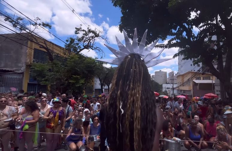 Bloco 'Corte Devassa' desfila pelas ruas de BH com 'bateria de leques'; veja fotos