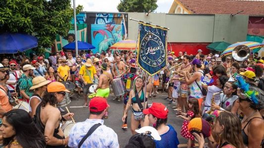 Bloco de carnaval desfila durante o ano inteiro