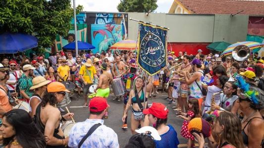 Bloco de carnaval desfila durante o ano inteiro