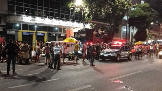 Bloco desfila na Avenida Afonso Pena