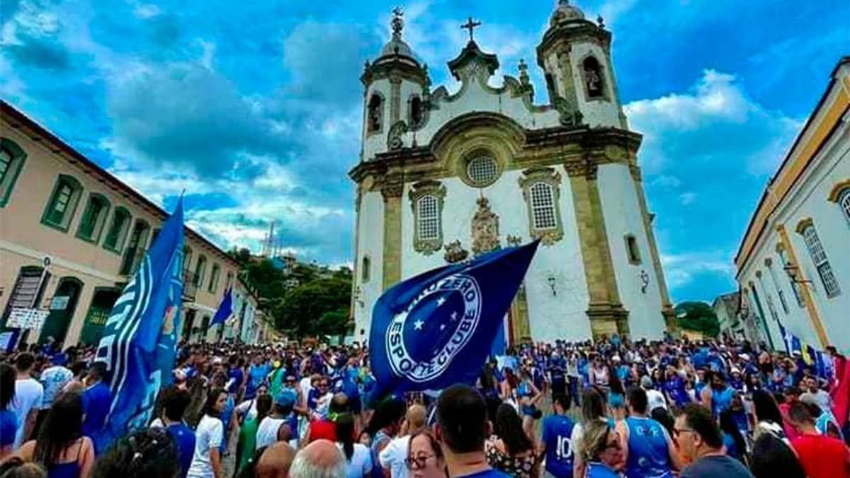 Bloco do Raposão arrasta multidão para desfile de Carnaval em São João Del Rei