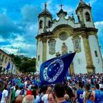 Bloco do Raposão arrasta multidão para desfile de Carnaval em São João Del Rei
