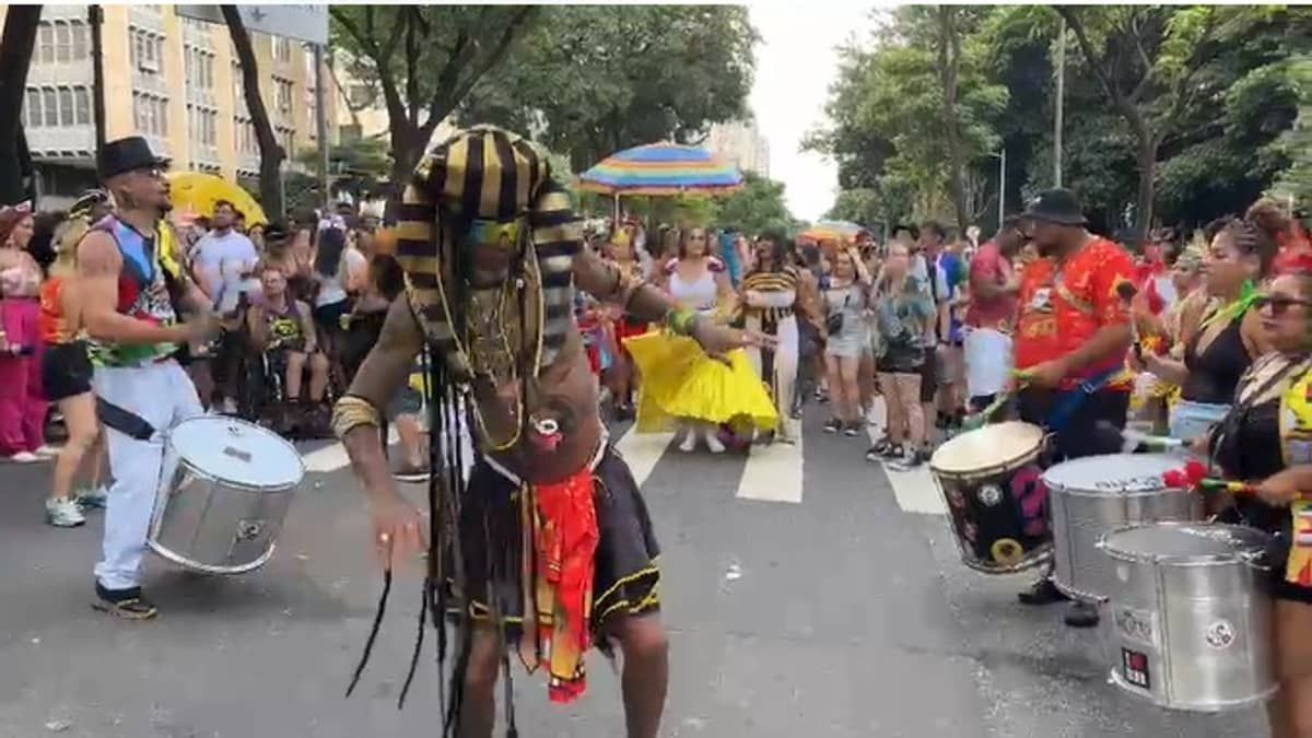 Bloco Faraó: a mistura do Brasil com Egito arrasta milhares de pessoas na Afonso Pena em BH 