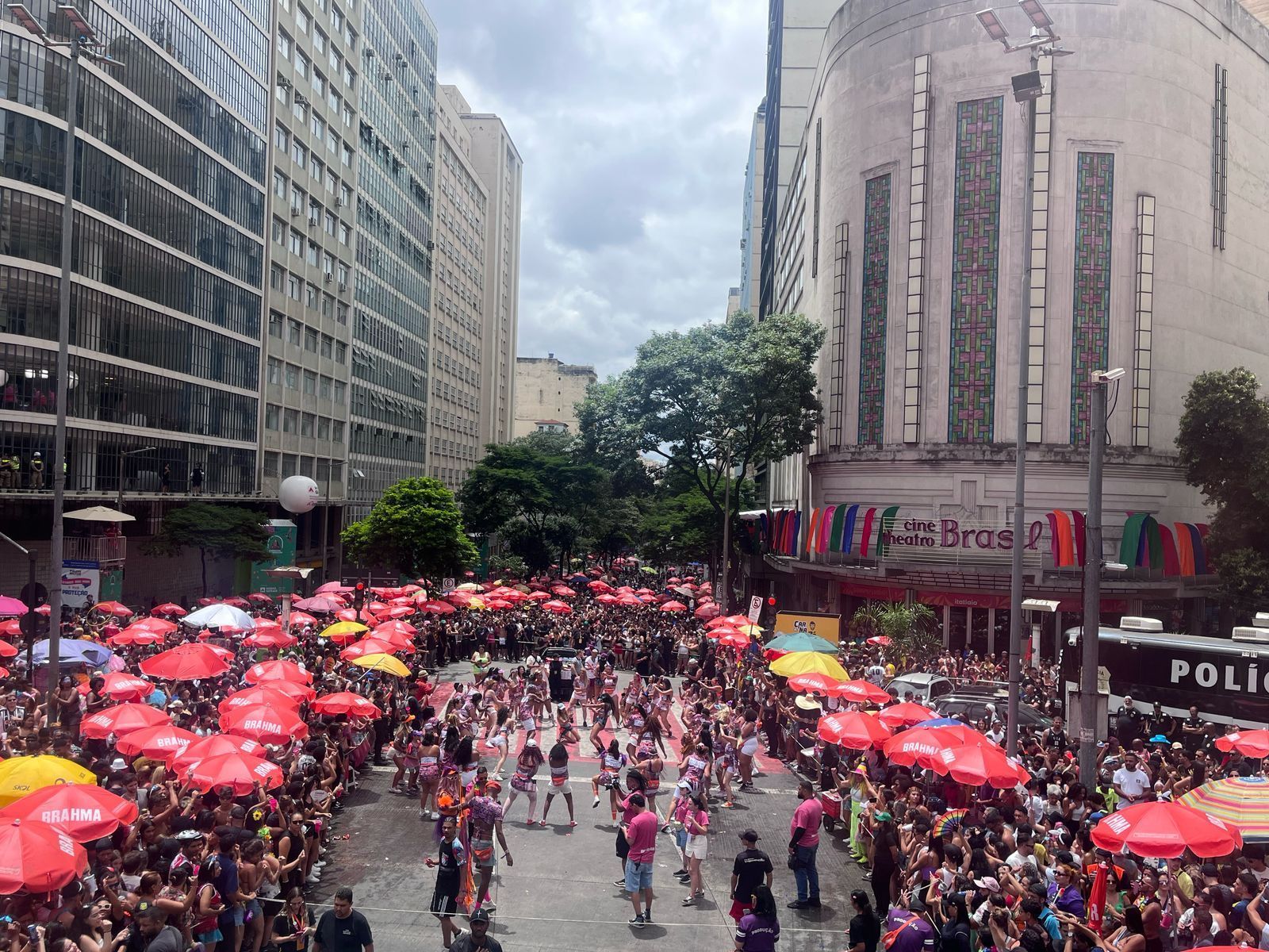 Bloco 'Funk You' arrasta milhares de foliões em BH com chuva de 'boletes'; veja fotos