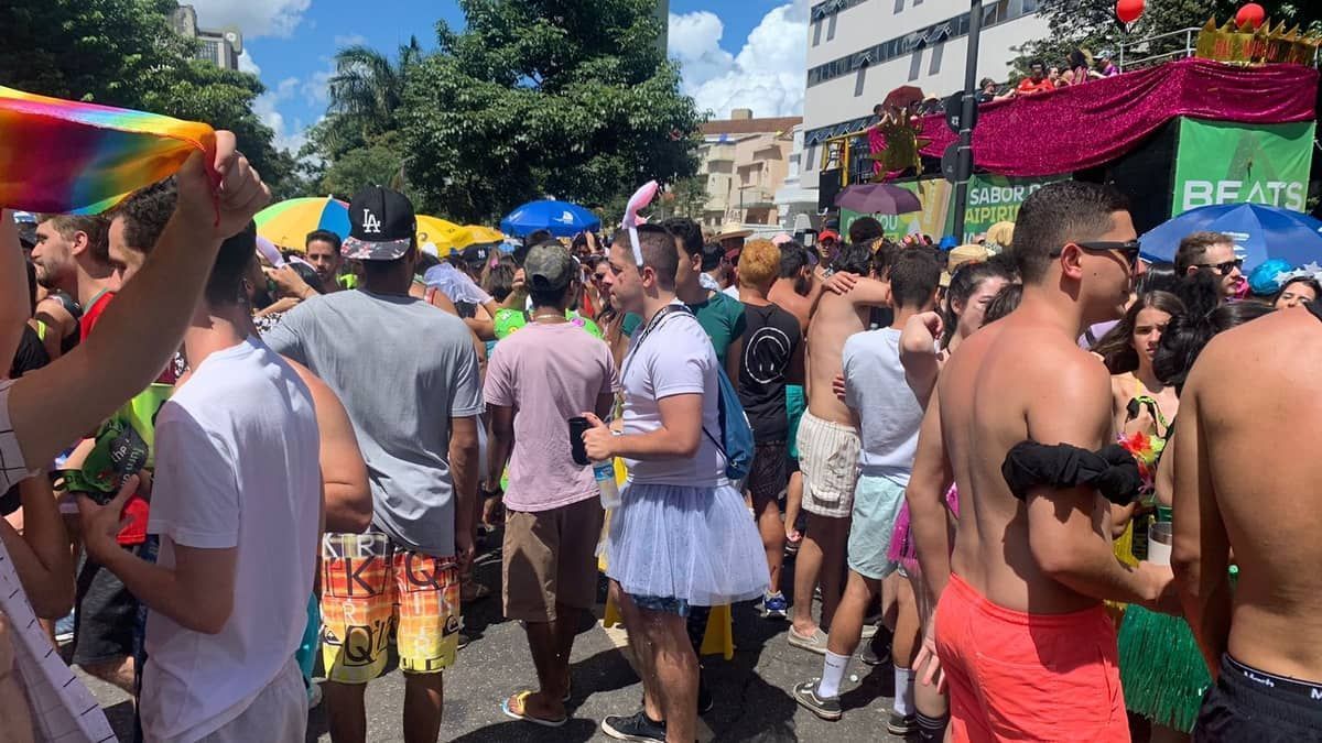 Carnaval de BH: Garotas Solteiras lotam a Avenida Brasil com música pop