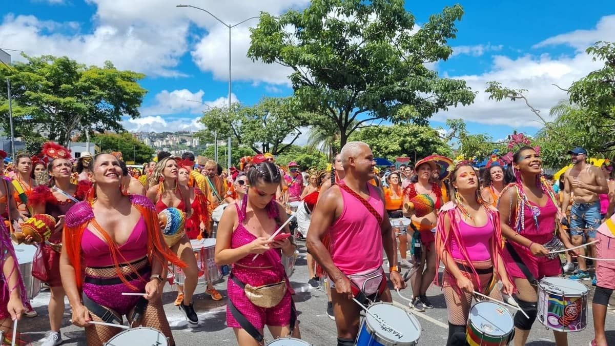 Carnaval BH: bloco Havayanas Usadas agita a cidade com muito axé; confira imagens 