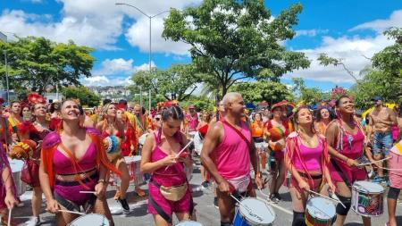 Bloco Havayanas Usadas celebra o carnaval de BH