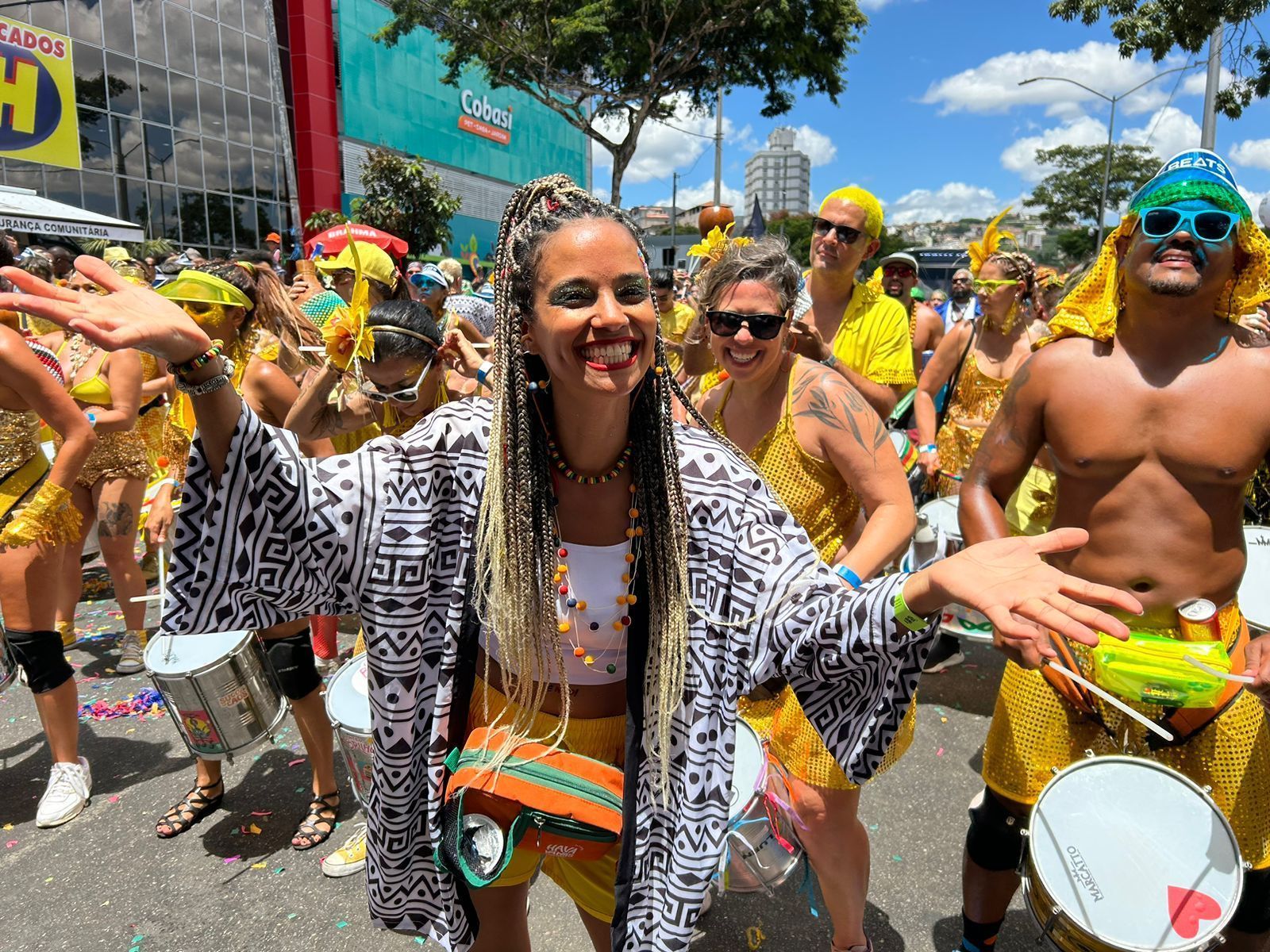 Bloco 'Havayanas Usadas’ desfila em BH e celebra Michael Jackson e Olodum; veja fotos