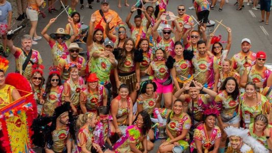 Bloco Não Acredito Que Te Beijei Uai reúne foliões no Barreiro