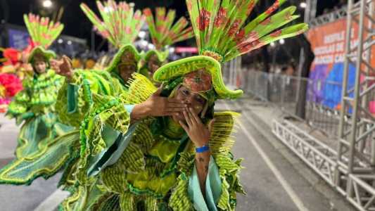 Blocos Caricatos e Escolas de Samba de BH desfilaram na segunda e terça-feira de Carnaval, respectivamente