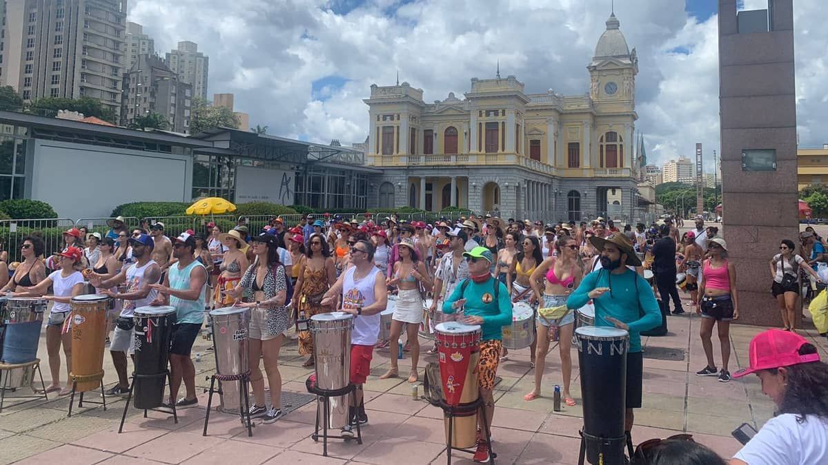 Blocos de carnaval de Belo Horizonte arrastam foliões neste domingo de sol e calor