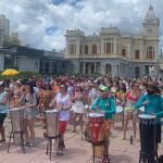 Blocos de carnaval de Belo Horizonte arrastam foliões neste domingo de sol e calor