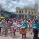 Blocos de carnaval de Belo Horizonte arrastam foliões neste domingo de sol e calor